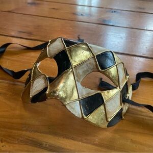Masquerade mask in gold and black